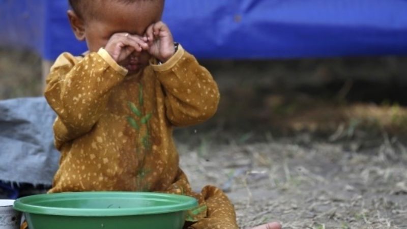 Una niña llegó llorando a una casa pidiendo comida para sus tres hermanos