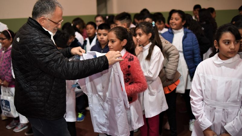 Un total de 2600 alumnos de Belén recibieron guardapolvos y kits escolares
