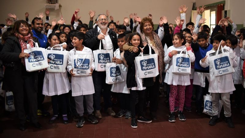 Un total de 2600 alumnos de Belén recibieron guardapolvos y kits escolares