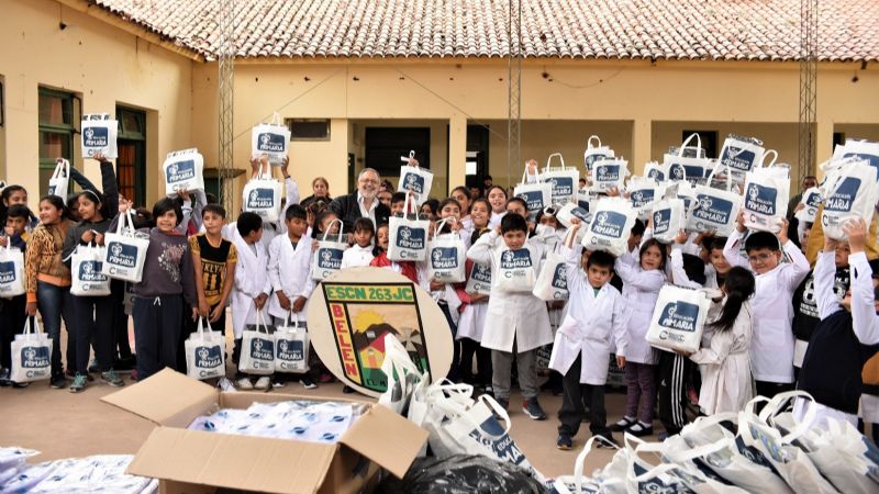 Un total de 2600 alumnos de Belén recibieron guardapolvos y kits escolares