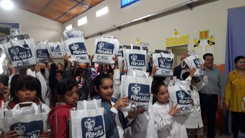 Comenzó la entrega de guardapolvos y kits escolares en La Paz