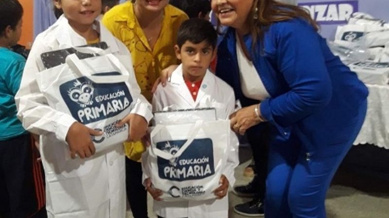 Comenzó la entrega de guardapolvos y kits escolares en La Paz