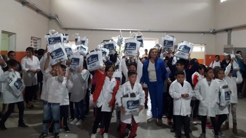 Comenzó la entrega de guardapolvos y kits escolares en La Paz