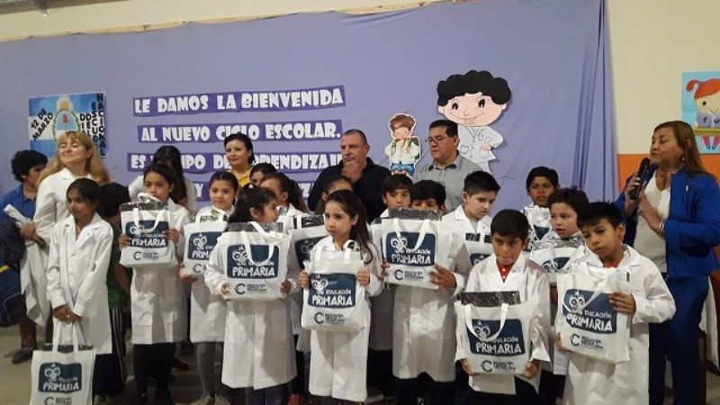 Comenzó la entrega de guardapolvos y kits escolares en La Paz