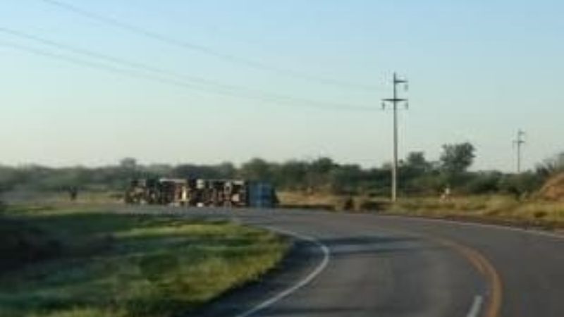 Otro camión volcó en "la curva de la muerte" en la ruta 157