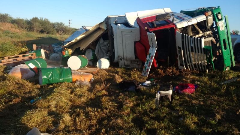 Otro camión volcó en "la curva de la muerte" en la ruta 157