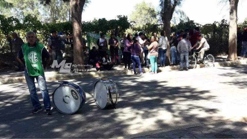 Protestas de municipales en Recreo y Fiambalá