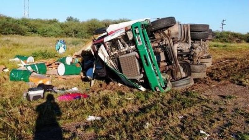 Otro camión volcó en "la curva de la muerte" en la ruta 157