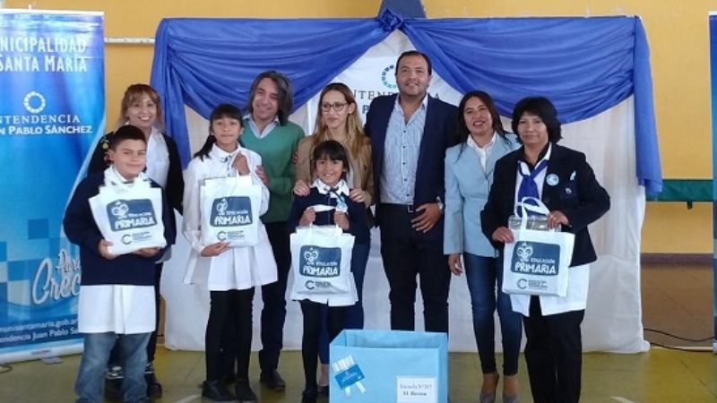 Entregaron guardapolvos y kits escolares en Santa María