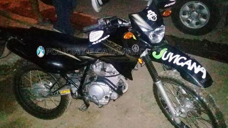 Durante un registro domiciliario, recuperan una moto robada