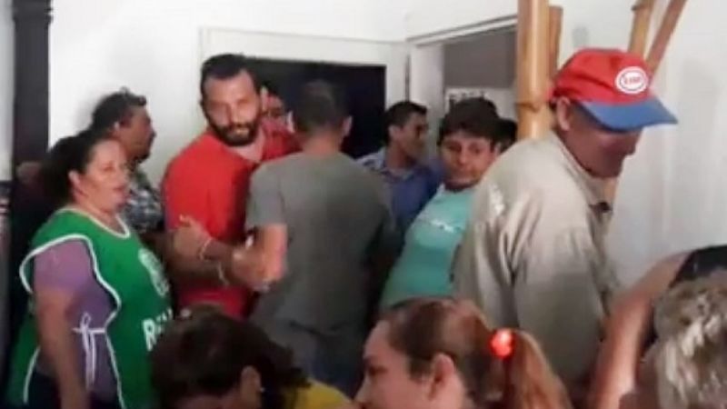 Hartos de estar hartos: empleados queman gomas en la puerta de la Municipalidad