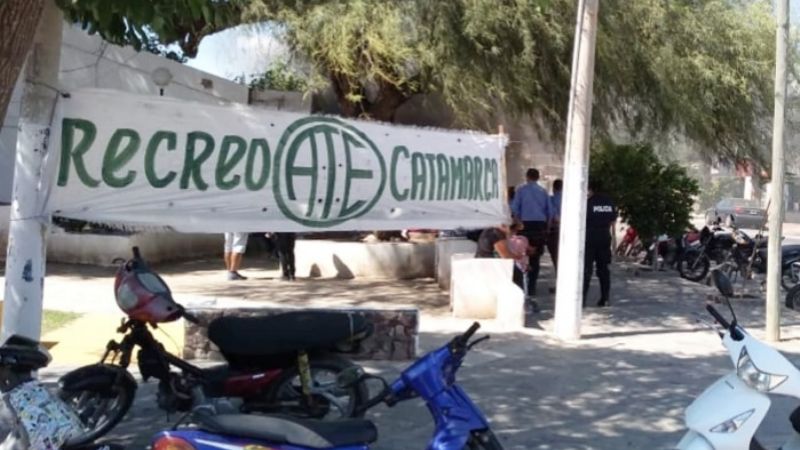 Hartos de estar hartos: empleados queman gomas en la puerta de la Municipalidad