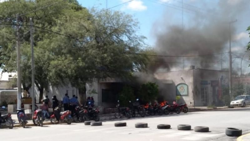 Hartos de estar hartos: empleados queman gomas en la puerta de la Municipalidad