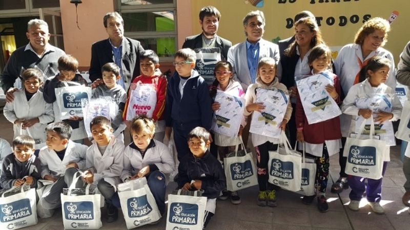Alumnos de San José comenzaron a recibir guardapolvos y kits escolares