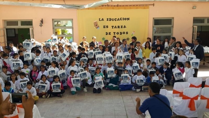 Alumnos de San José comenzaron a recibir guardapolvos y kits escolares
