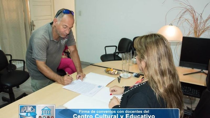 Firmaron convenios con docentes que dictarán cursos en APUNCa