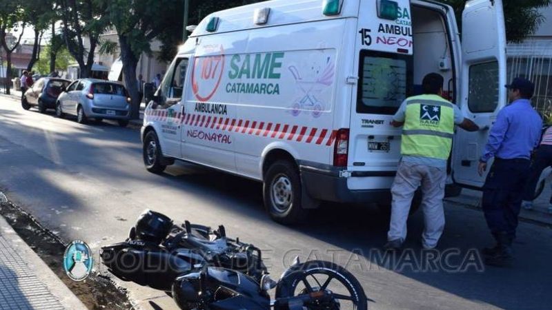 Moto chocó contra la puerta de una camioneta del correo