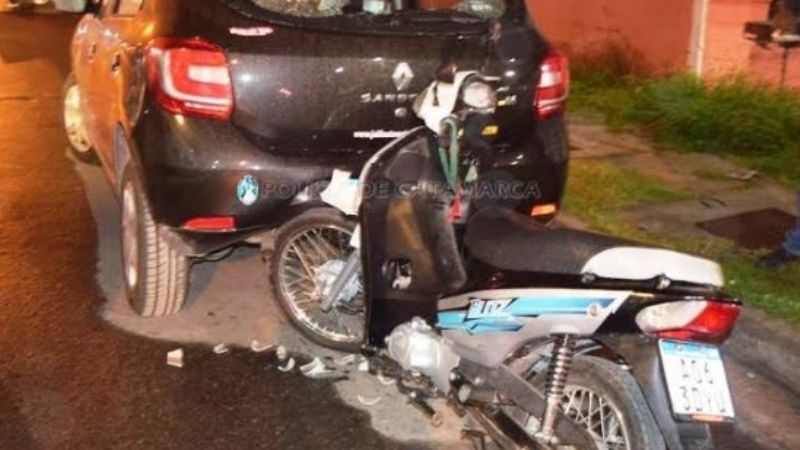 Chocó contra un auto estacionado