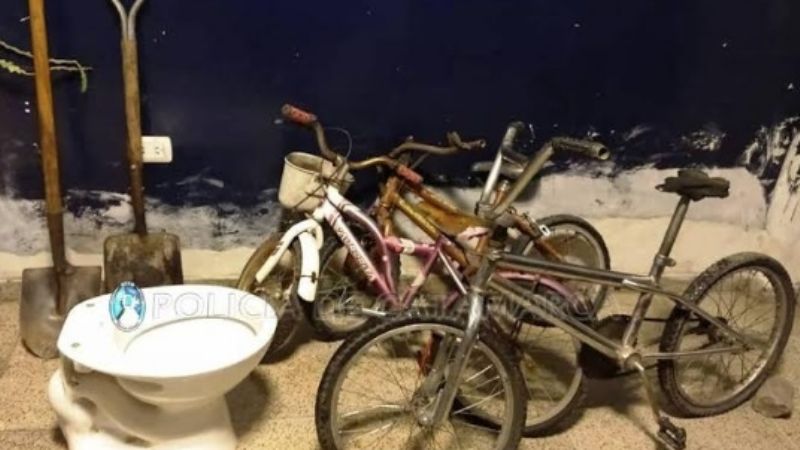 Encuentran bicicletas escondidas en un baldío