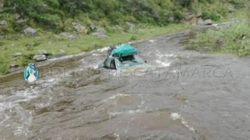 Logró salir del auto mientras era arrastrado por la corriente de un río