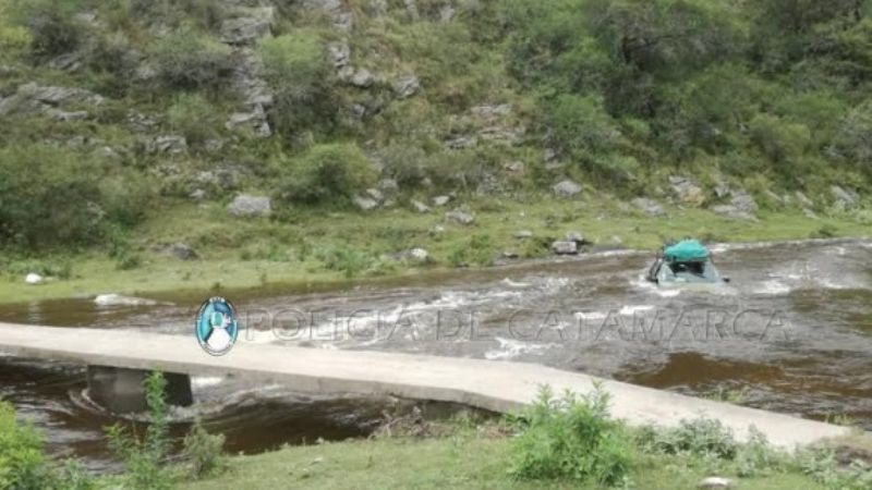Logró salir del auto mientras era arrastrado por la corriente de un río