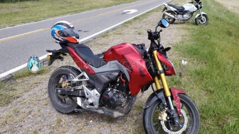 Chocaron dos motos en Paclín