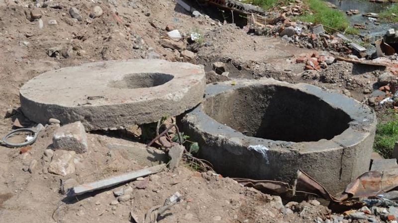 Trabajos de desobstrucción de colectora cloacal en la zona sur