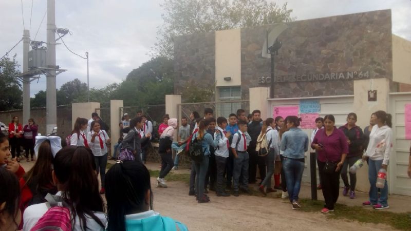 Padres toman escuela por falta de ordenanzas