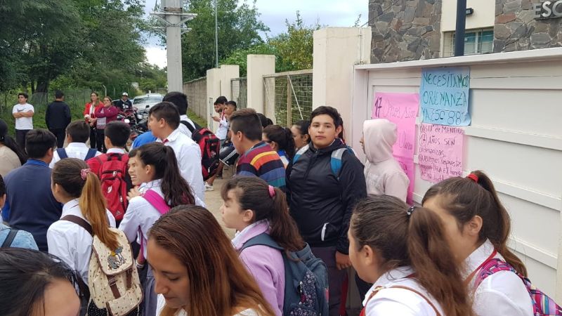 Padres toman escuela por falta de ordenanzas