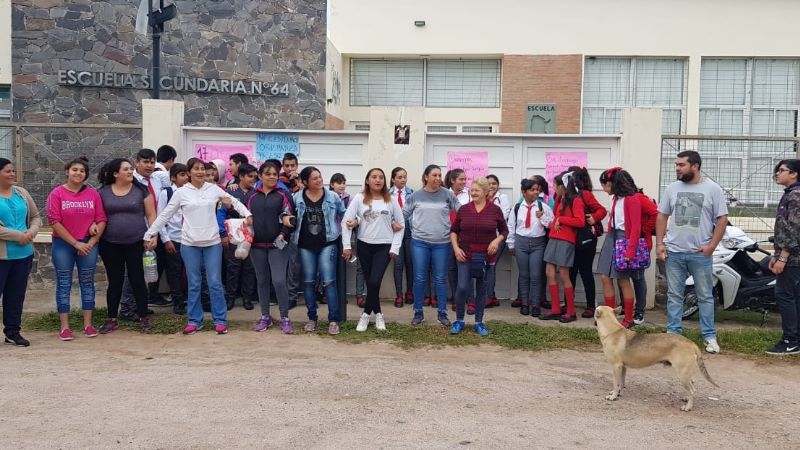 Padres toman escuela por falta de ordenanzas