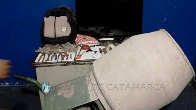 Atrapan a un ladrón con una hormigonera, un televisor y una mochila