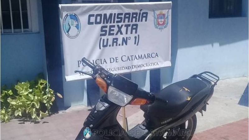 Rompió la puerta de la casa de su ex y le robó la moto