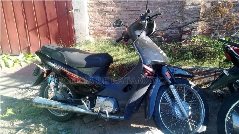 Joven perdió el control y se cayó de la moto