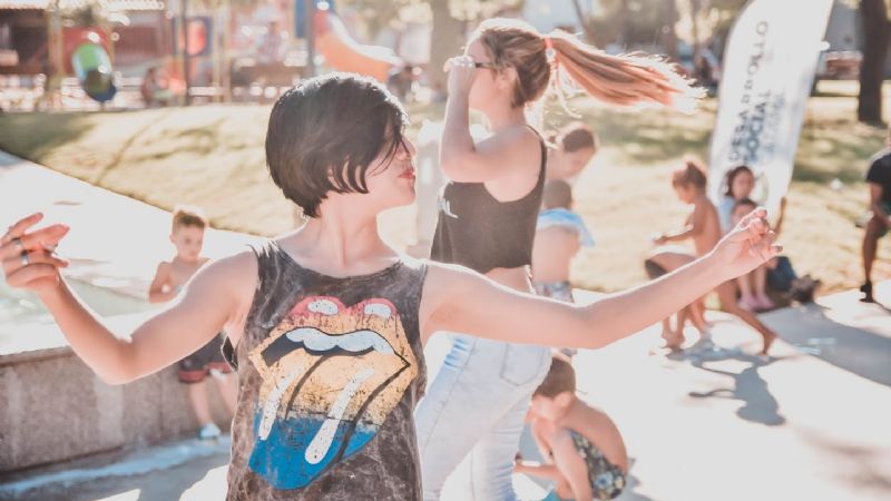 Chicas y chicos “chayaron” en la plaza Virgen del Valle