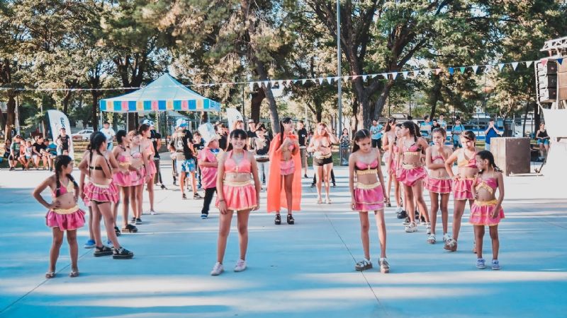 Chicas y chicos “chayaron” en la plaza Virgen del Valle