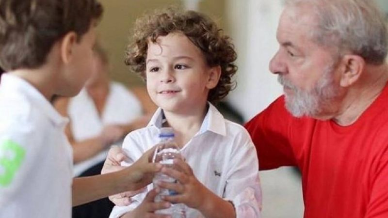 Lula salió de la cárcel para asistir al velorio de su nieto de 7 años