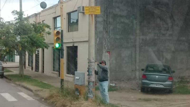 Se “colgaron” de la luz y los descubrieron: suspensión y multa