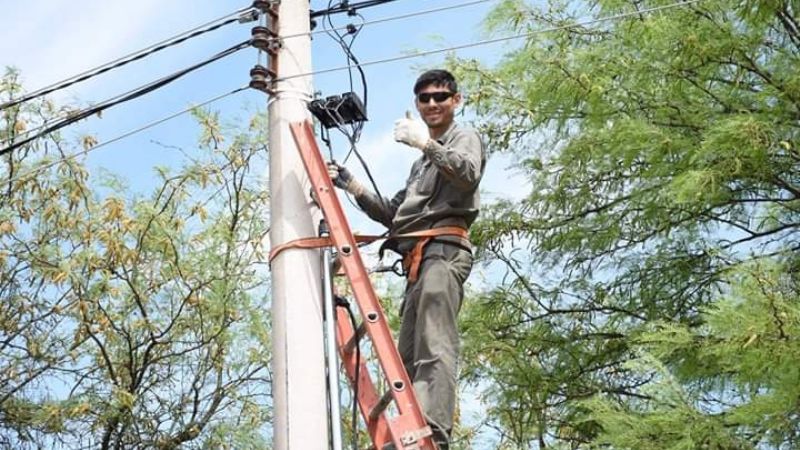 Se “colgaron” de la luz y los descubrieron: suspensión y multa