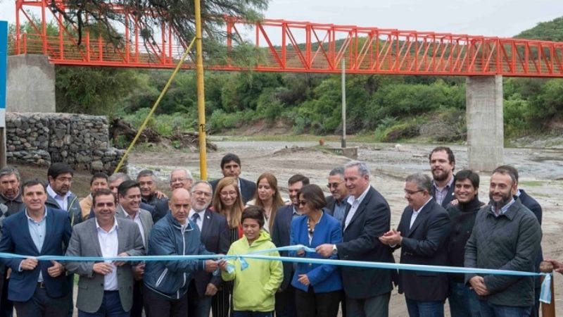 La Gobernadora inauguró una pasarela
