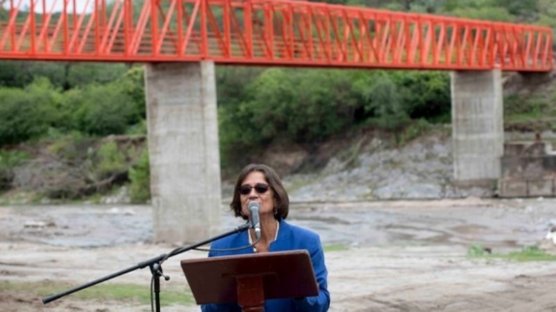 La Gobernadora inauguró una pasarela