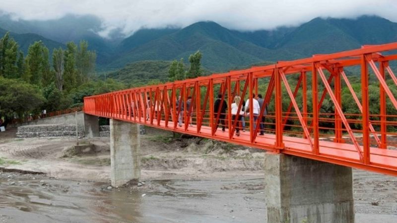 La Gobernadora inauguró una pasarela