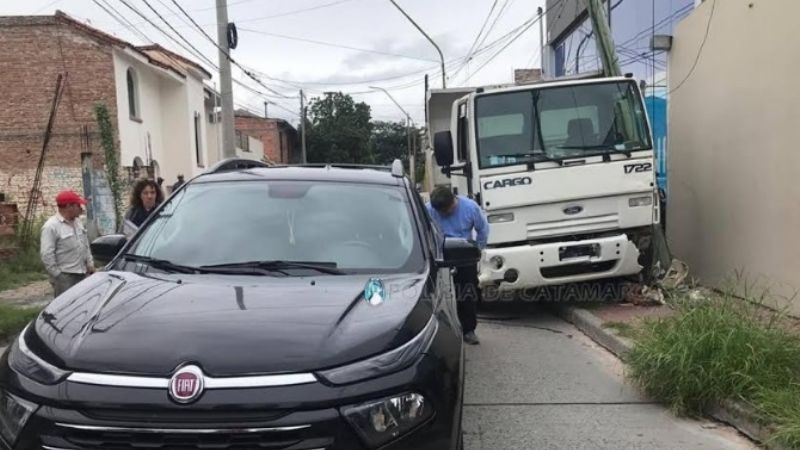 Camión se quedó sin frenos, chocó a una camioneta y luego a un poste