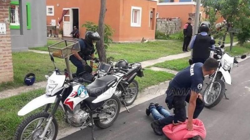Tras una persecución, atrapan a dos ladrones con dos espejos de moto