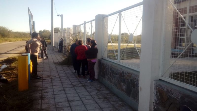 Padres vuelven a tomar escuela en Nueva Coneta