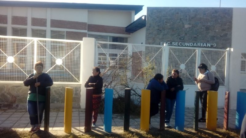 Detuvieron a mujeres que protestaban en escuela