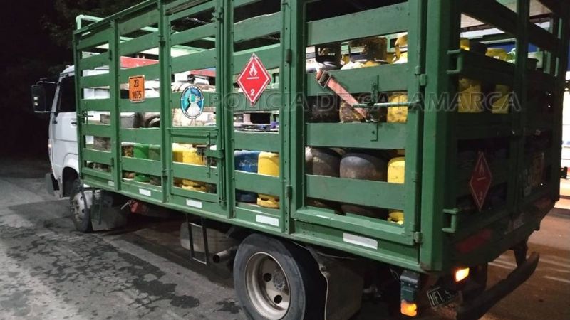 Secuestran un camión que transportaba garrafas en Ambato