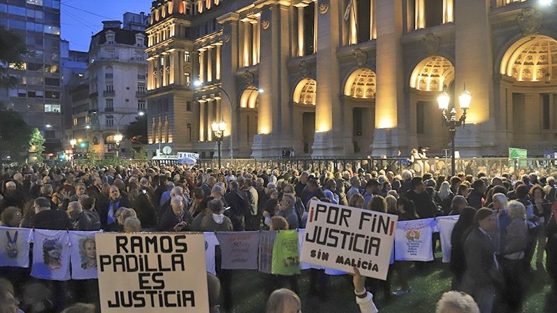 Multitudinaria marcha en apoyo al juez Ramos Padilla