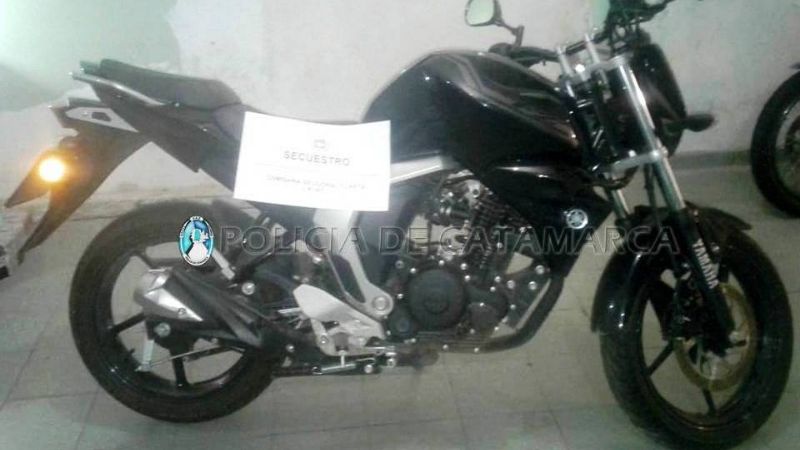 Ladrones escaparon de policías luego de robar una moto