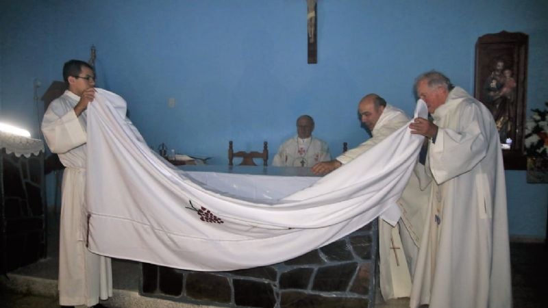 Fiesta en Chuchucaruana con la consagración del altar y dedicación del templo
