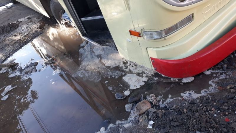 Chofer reclama por el mal estado de las calles